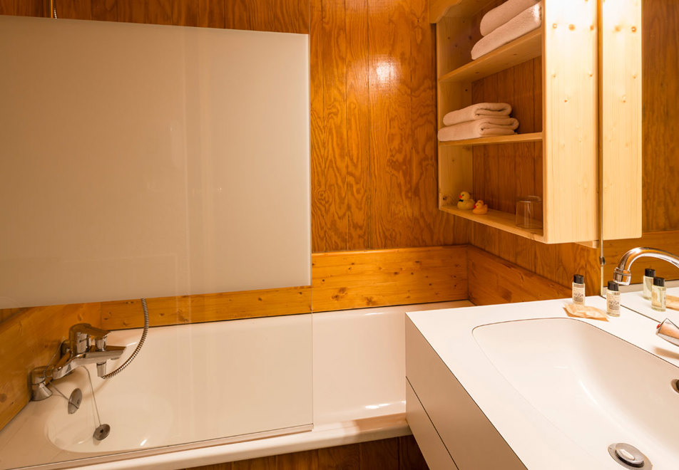 Hotel du Bourg, Valmorel (Hotel) - Bathroom