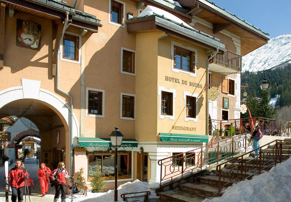 Hotel du Bourg, Valmorel (Hotel) - Shops, bars and restaurants on the doorstep
