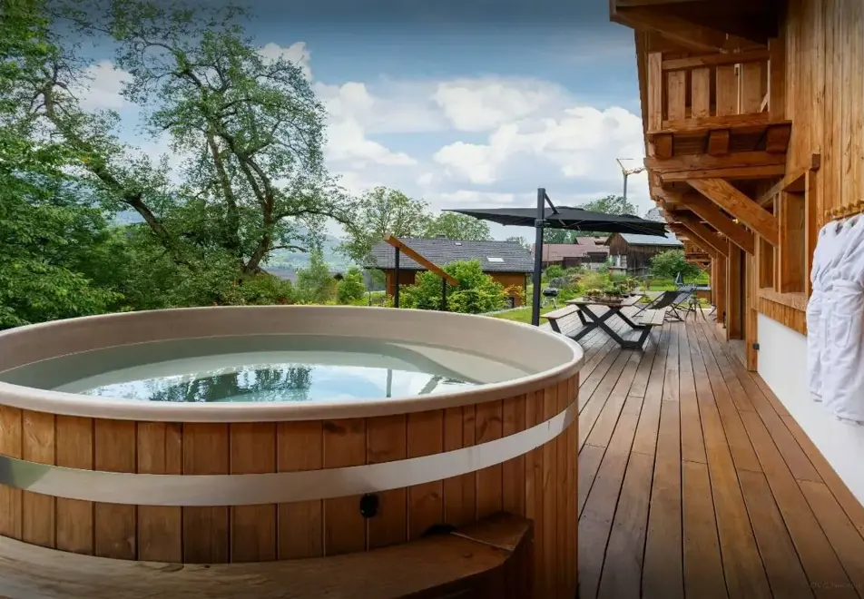 Chalet Lezopea, Samoens (self catered chalet) - Hot tub