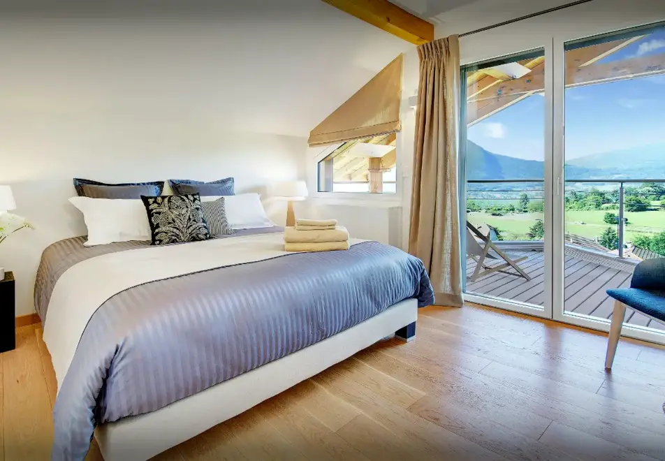 Villa Flying Dragon, Lake Annecy (self catered chalet) - Bedroom