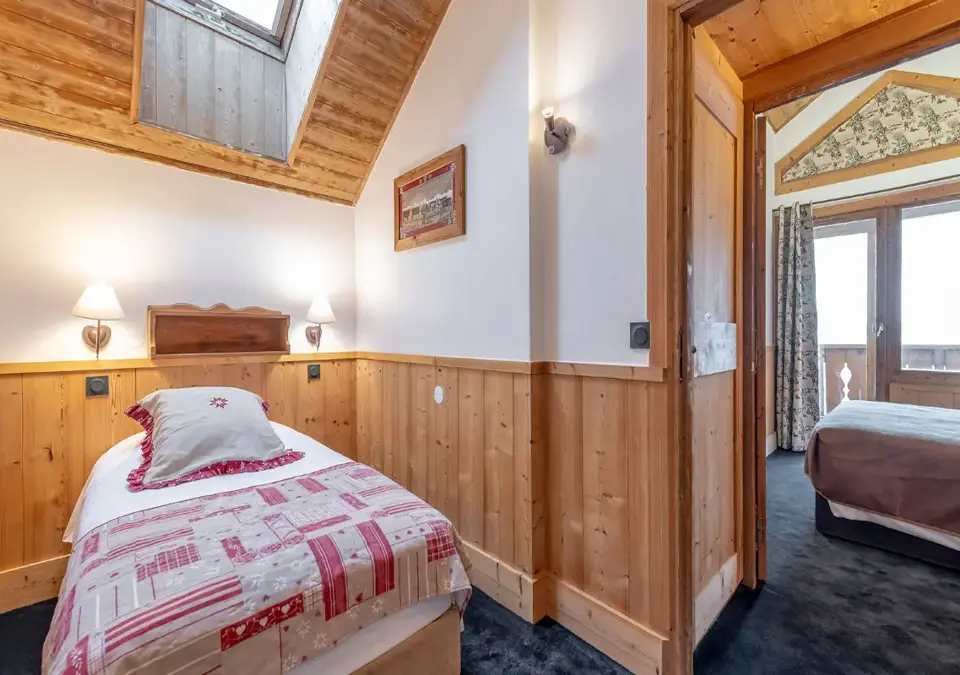 eterlou-meribel-chambre_apt_6pers (3).webp
