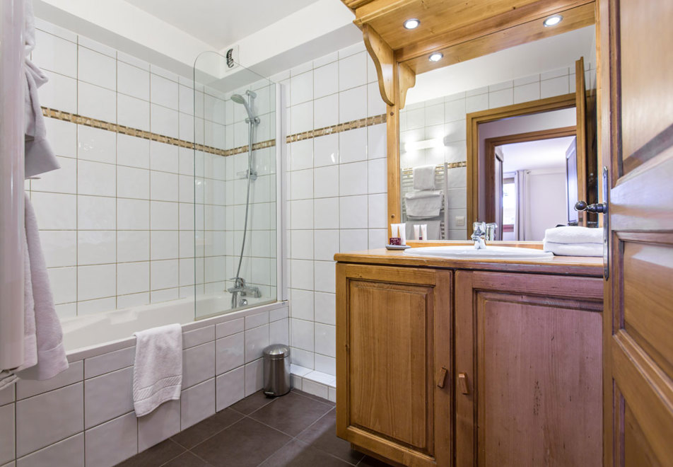 Vallorcine Mont Blanc, Vallorcine (self catered apartment) - Bathroom