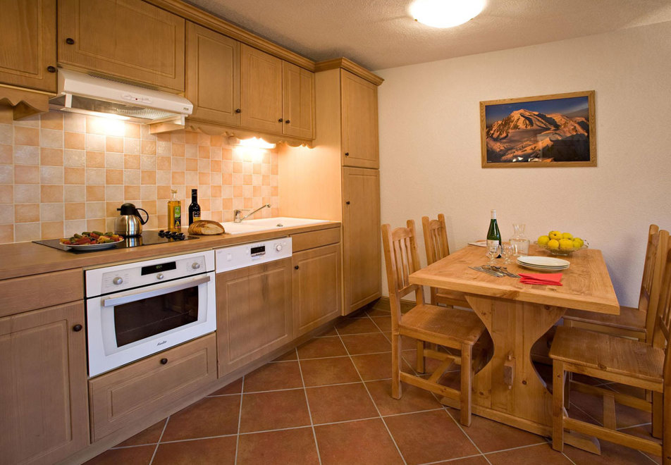 Hameau des Airelles, Montgenevre (self catered apartments) - Kitchen/Dining