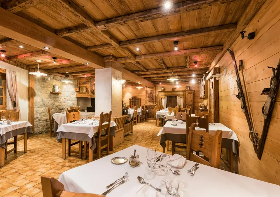 Hotel Le Petit Dru-Morzine-Bar restaurant (1).webp