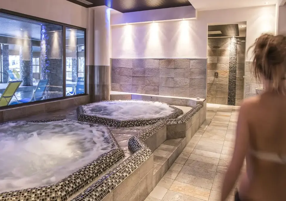 La Grange aux Fees-Valmorel-Hot tub.webp