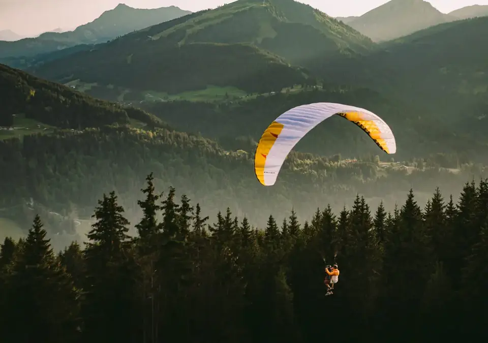 Morzine paragliding (©sam-ingles).webp