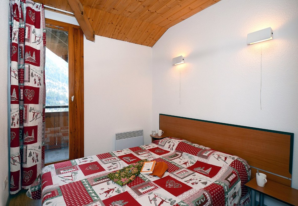 Dome des Rousses, Vaujany (self catered apartments) - Double Bedroom