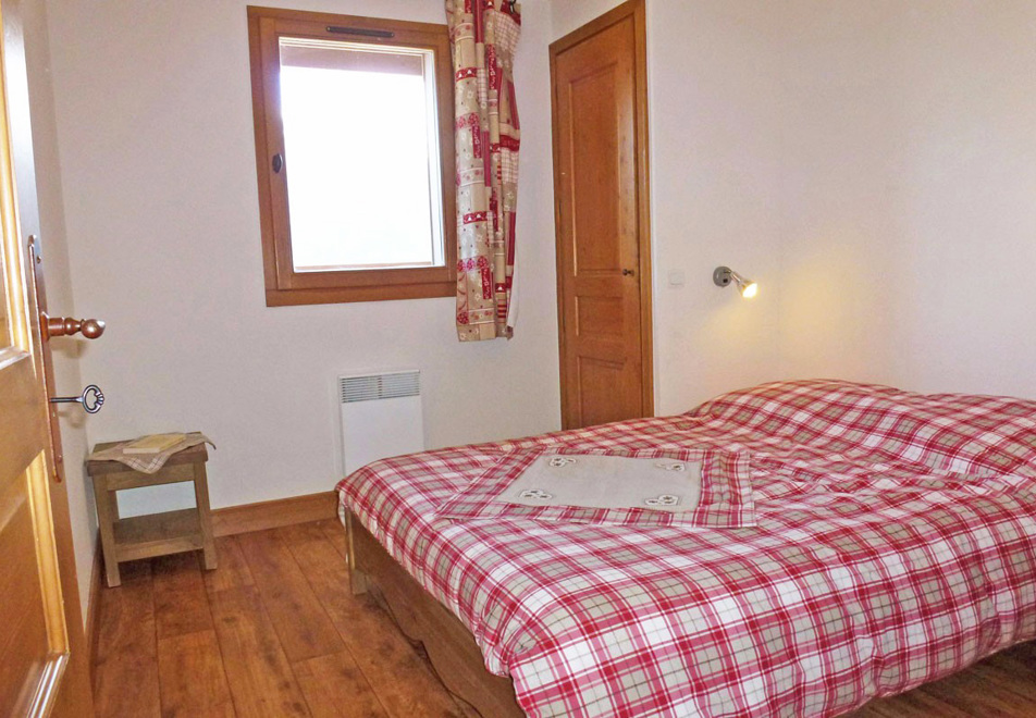 Clos Vanoise, Bessans (self catered apartments) - Double Bedroom