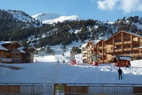 Chalet des Dolines, Montgenevre (self catered apartments) - Excellent Location