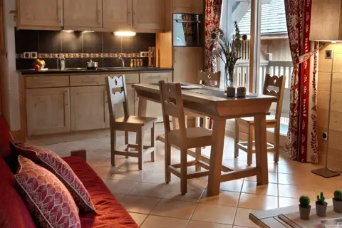 La Reine des Pres, Samoens (self catered apartments) - Typical apartment style