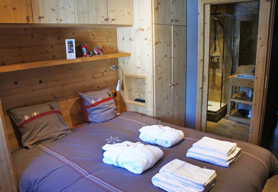 Chalet Violet, St Martin de Belleville (self catered chalet) - Double Bedroom