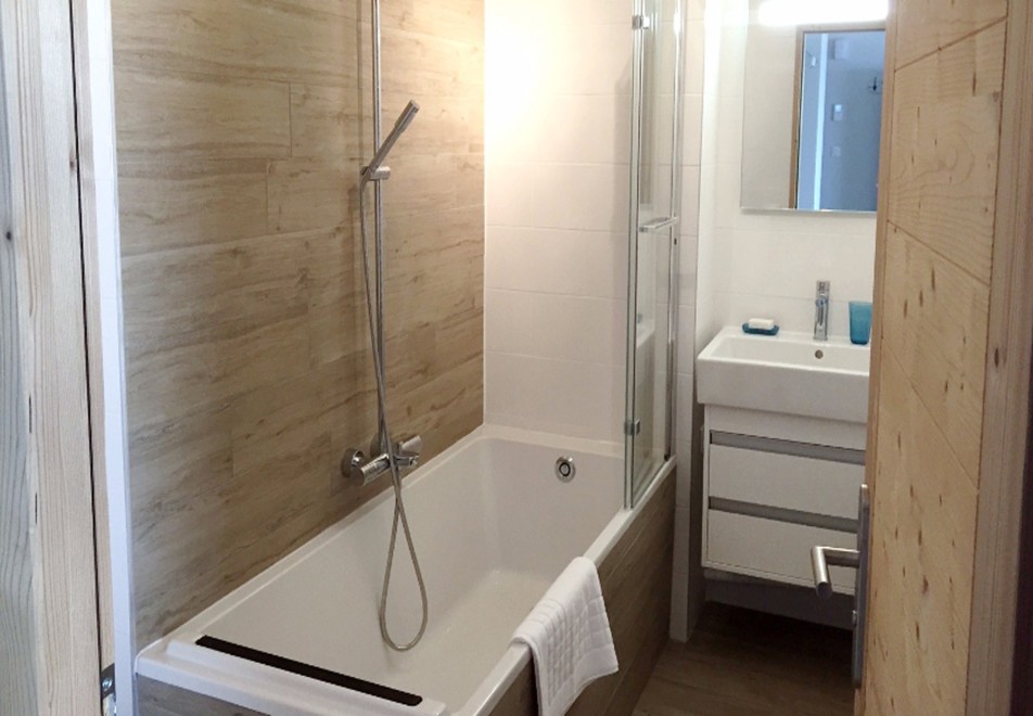 Chalet Gilbert, Vaujany (self catered apartment) - Bathroom