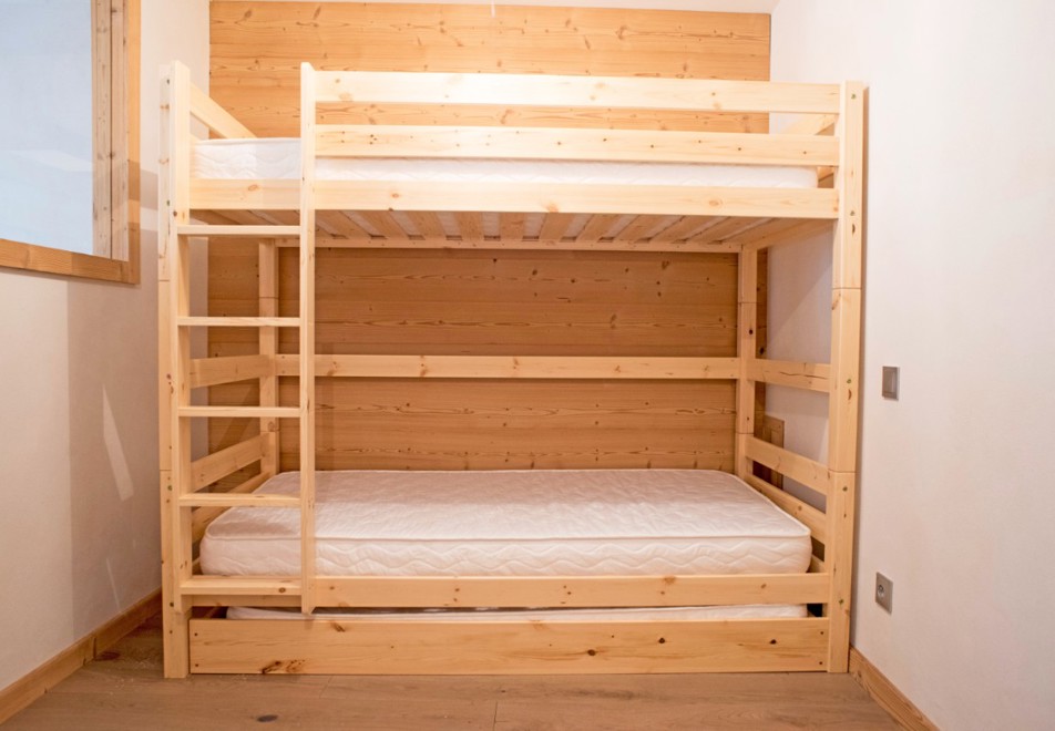 Serenity Apartment 1, Vaujany (self catered apartments) - Bunk room with additional fold out bed on mezzanine