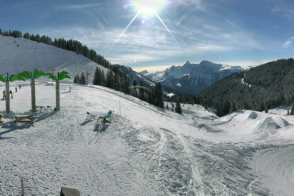 Oasis snowpark webcam in the afternoon - 13th February 2018