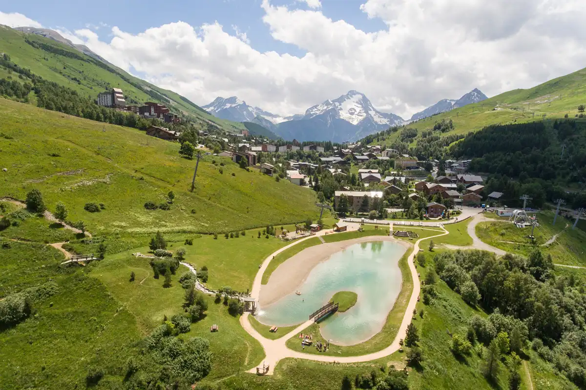 Les Deux Alpes: Summer panoramic shot of the resort