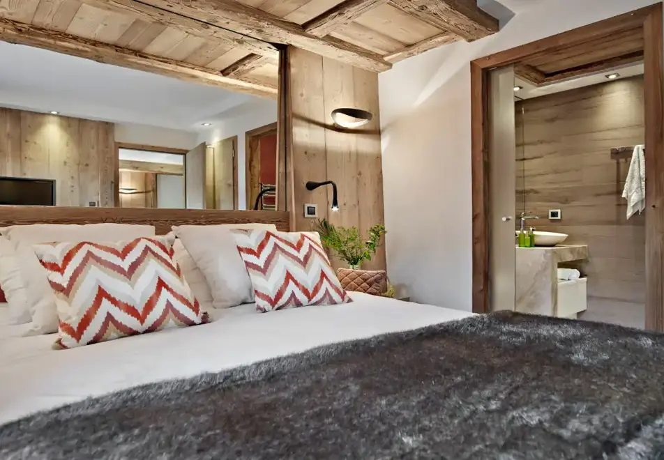 Alexane, Samoens (self catered apartments) - Double bedroom