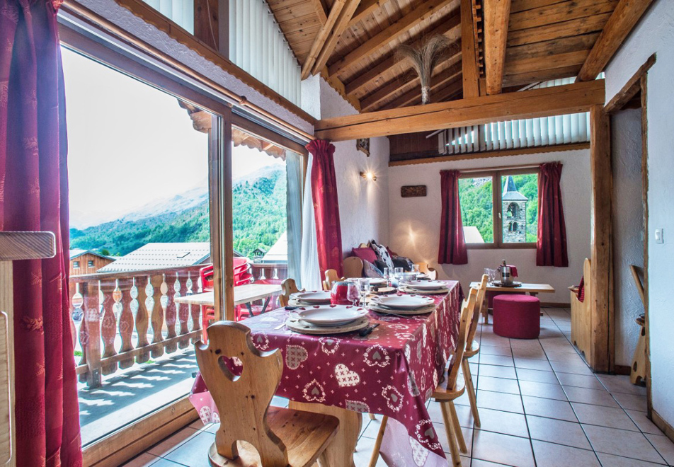 Chalet Lou, St Martin de Belleville-St Marcel (self catered chalet) - Open plan kitchen/diner/lounge with balcony