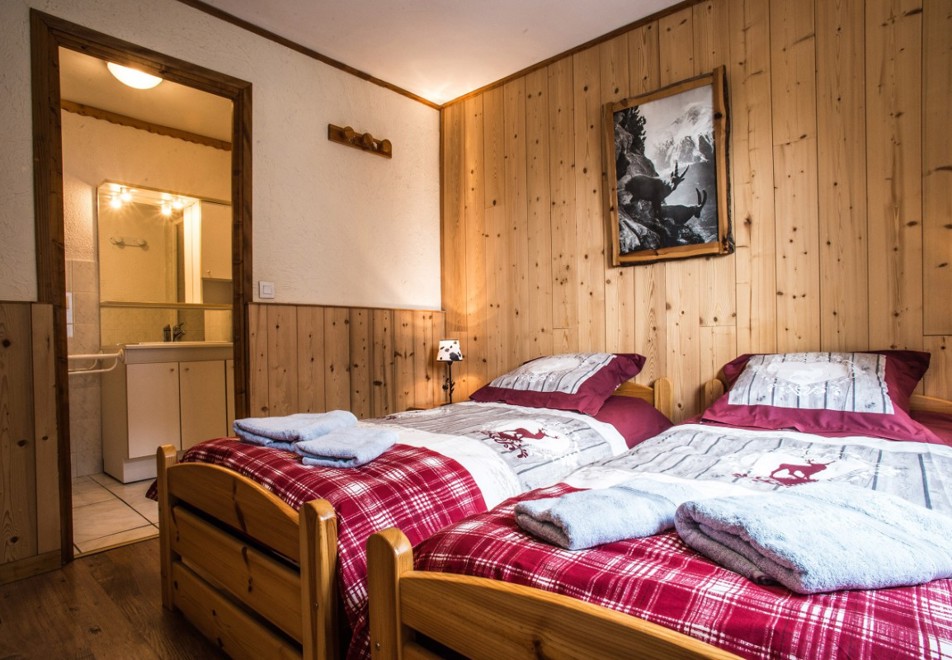 Chalet Lou, St Martin de Belleville-St Marcel (self catered chalet) - Twin bedroom (first floor)