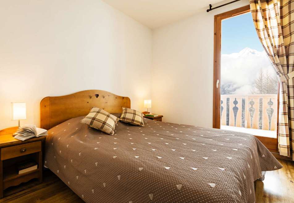 Arollaie, Peisey Vallandry (self catered apartments) - Double bedroom with balcony