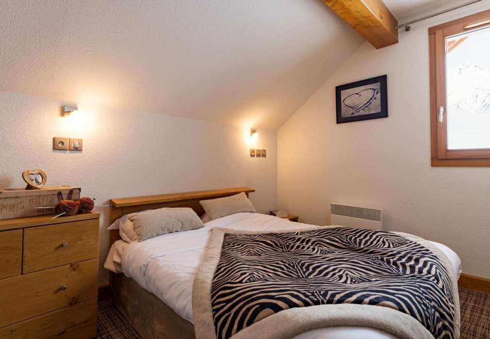 Les Balcons des Aiguilles, La Toussuire (self catered apartments) - Double bedroom