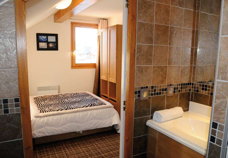 Les Balcons des Aiguilles, La Toussuire (self catered apartments) - Double bedroom with en-suite