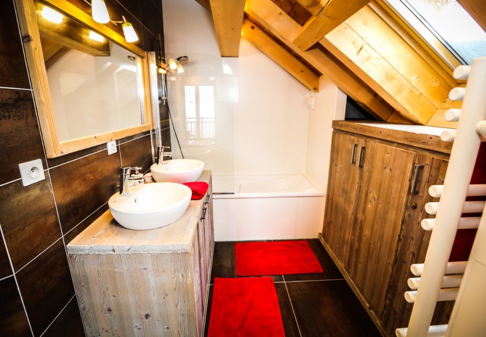 Chalet Le Mas, Valloire (self catered chalet) - Shower room