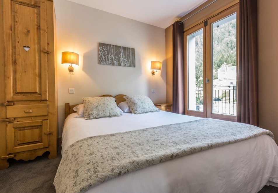 Residence & Spa Mont Blanc, Vallorcine (self catered apartments) - Double bedroom