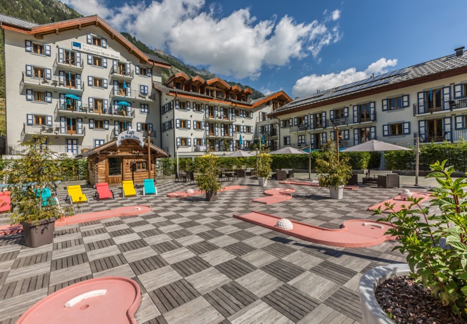 Residence & Spa Mont Blanc, Vallorcine (self catered apartments) - Mini golf in summer