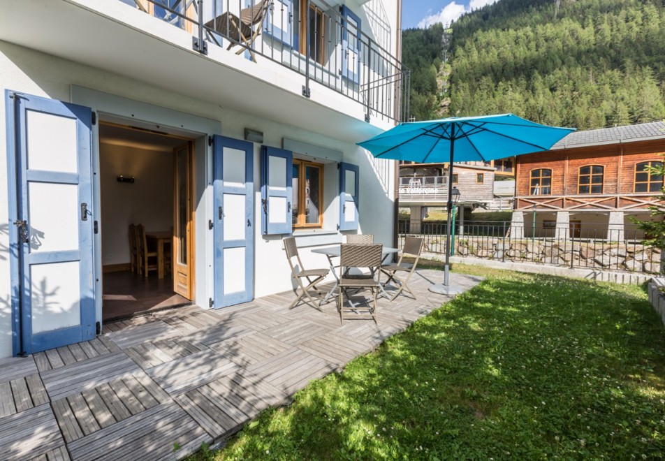 Residence & Spa Mont Blanc, Vallorcine (self catered apartments) - Apartments (telecabine in background)