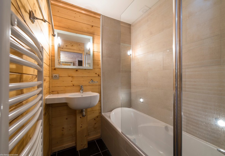 Tweed, Chalets St Marcel, St Martin de Belleville (self catered chalet) - Shower room