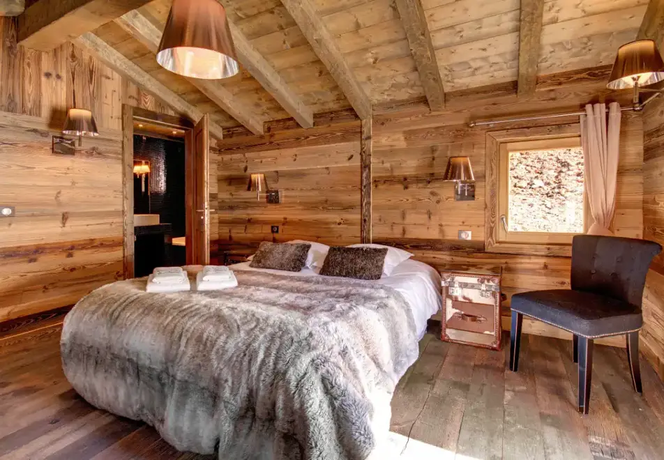 Chalet Claudine, Morzine (self catered chalet) - Double en-suite bedroom