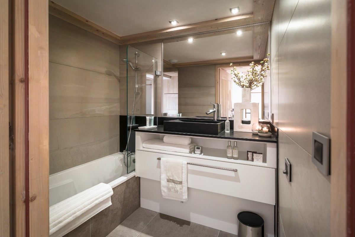 Le Roc des Tours, Grand Bornand (self catered apartments) - Bathroom
