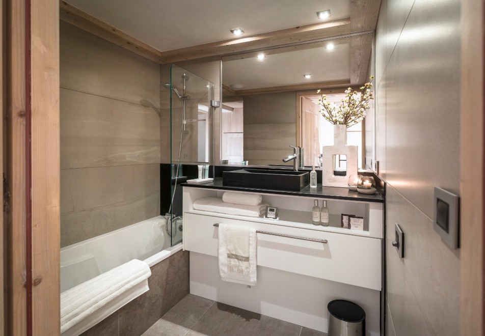 Le Roc des Tours, Grand Bornand (self catered apartments) - Bathroom