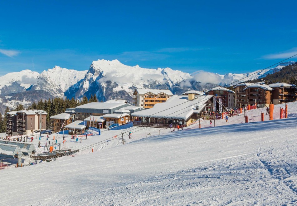 Le Buet, Morillon 1100 (self catered apartments) - Le Buet far right at back