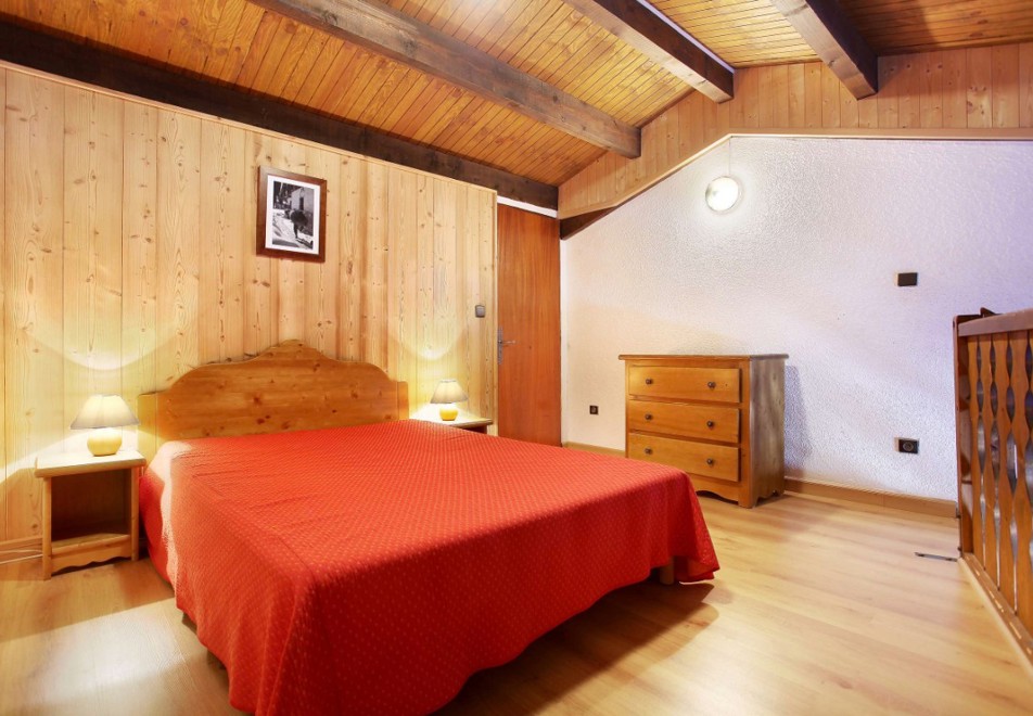 Le Front de Neige, Les Carroz d'Araches (self catered apartments) - Double bedroom on mezzanine