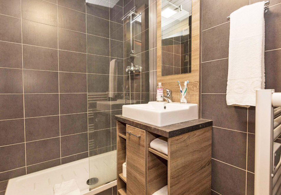 Le Front de Neige, Les Carroz d'Araches (self catered apartments) - Shower room