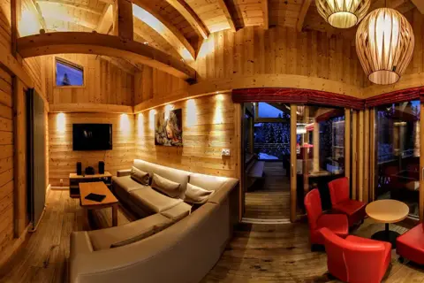 Chalet Delphine, Les Gets (self catered chalet) OPT (5).jpg