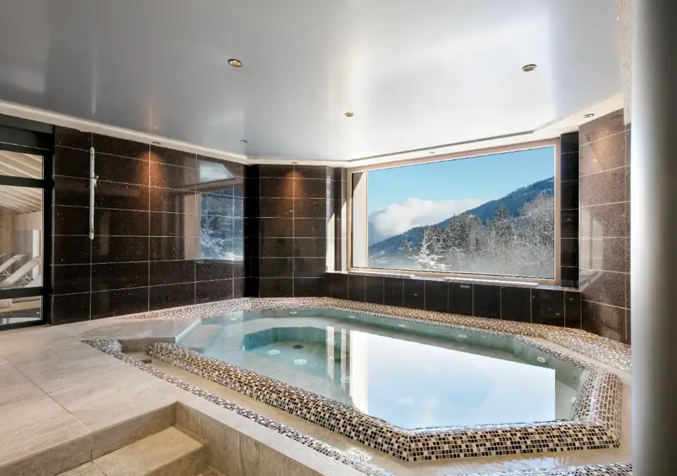 Anitea-Valmorel-Hot tub.webp