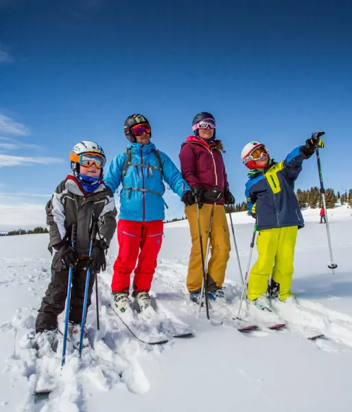 HEADER-Les Saisies skiers (©Thuria)-2000px (1).webp