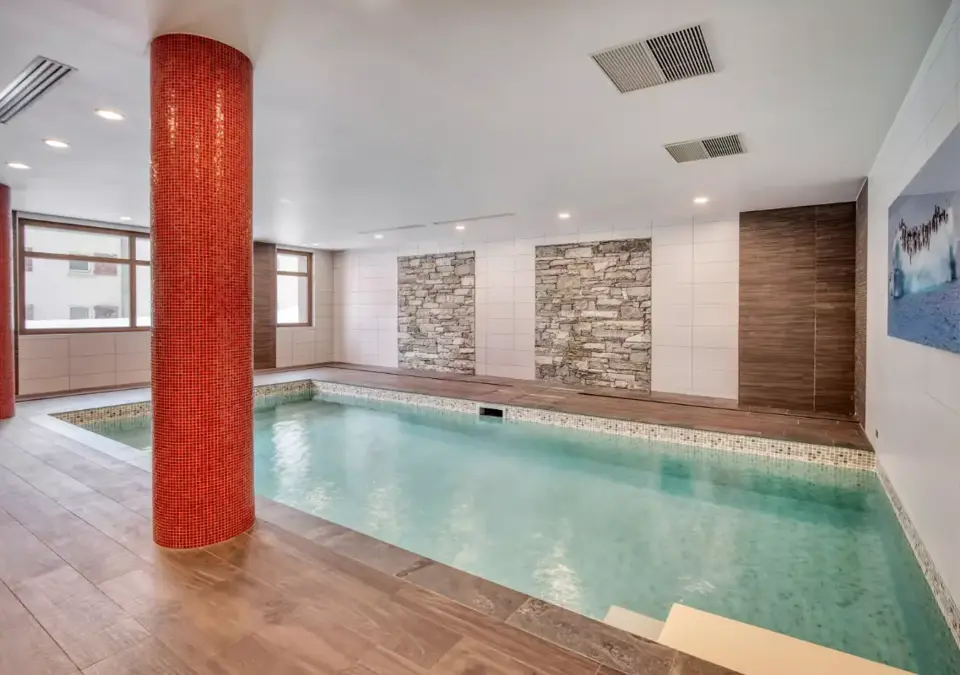 Cap Neige-Tignes le Lac-Indoor pool.webp