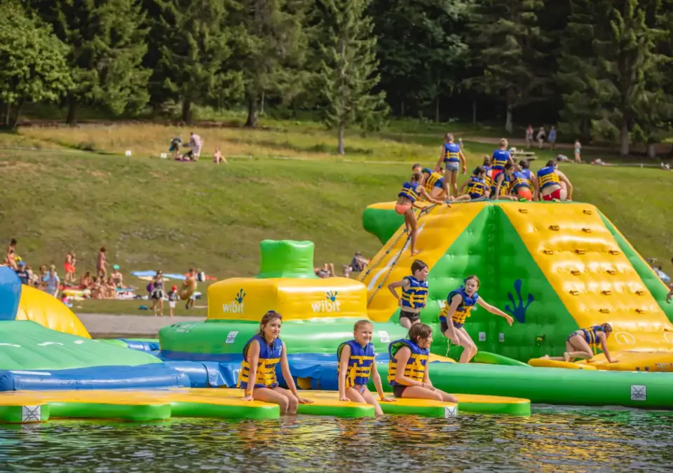 Les Gets inflatables on lake Wibit Park (©Mel_Carle) (2).webp
