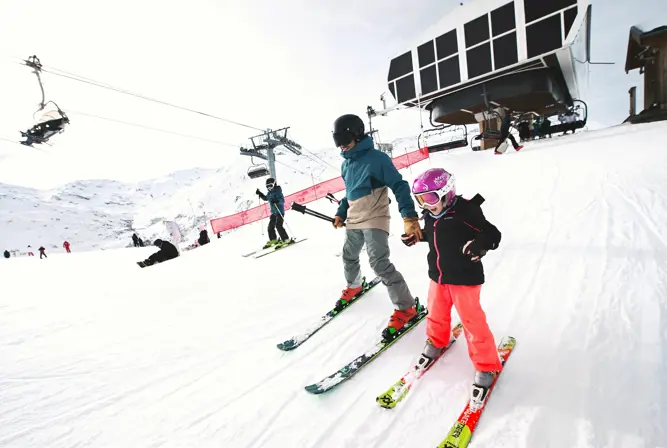 Les Menuires ski resort family skiing by lift David_ANDRE