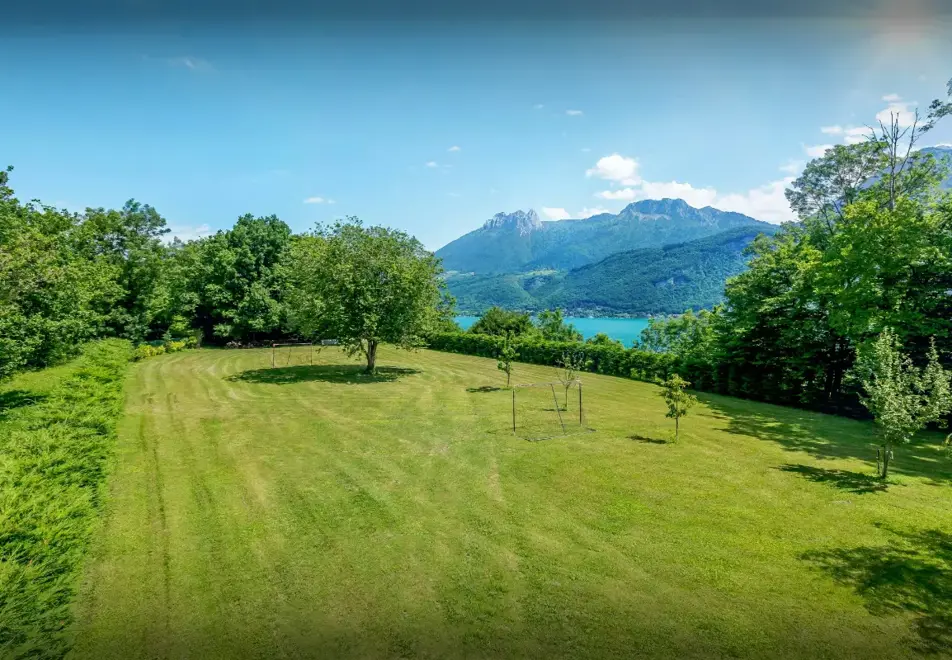 Chalet Lomatika, Lake Annecy (self catered chalet) - Spacious garden