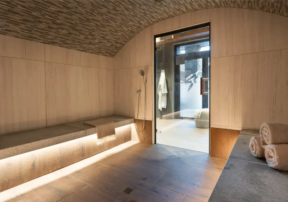 Laska-Les Contamines-Steam room (©StudioBergoend).webp