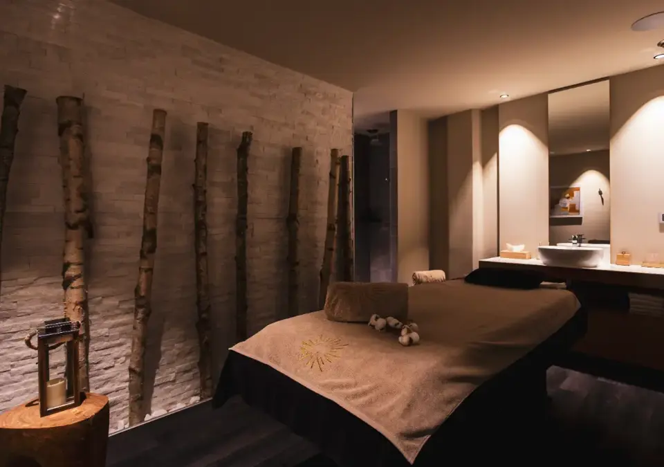 Taj-I Mah-Arc 2000-Treatment room (©Norman Giry).webp