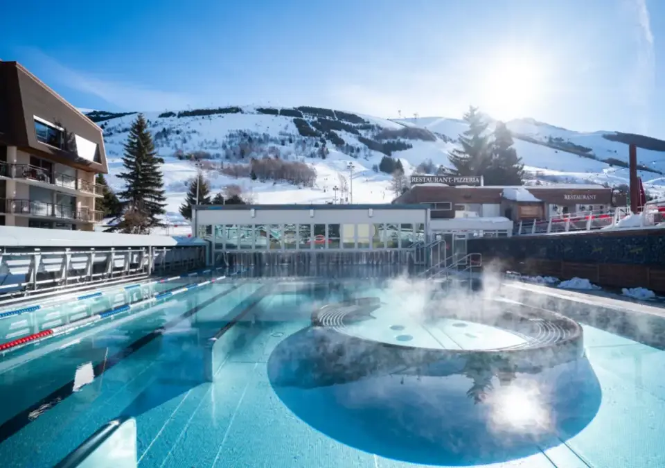 Les Deux Alpes swimming complex.webp