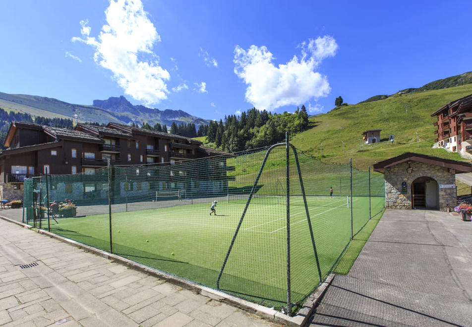 Valmolrel tennis courts