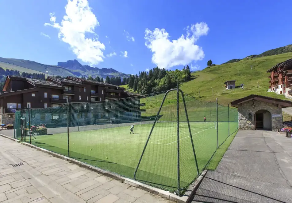 Valmolrel tennis courts