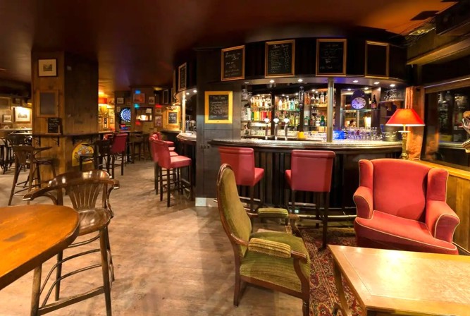 Val 2400 - Val Thorens - Red Fox pub.jpg