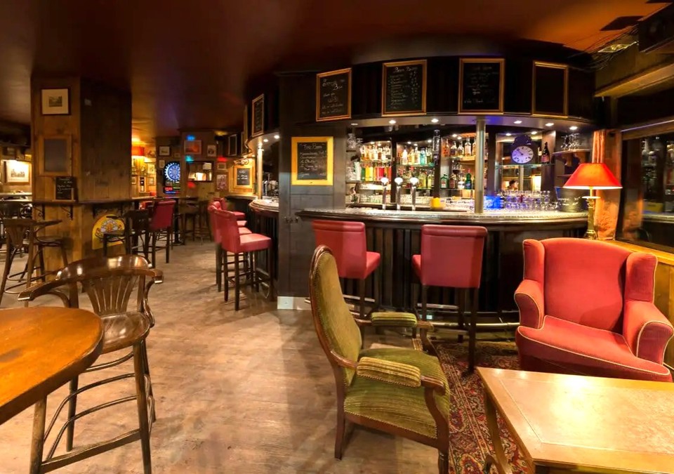 Val 2400 - Val Thorens - Red Fox pub.jpg